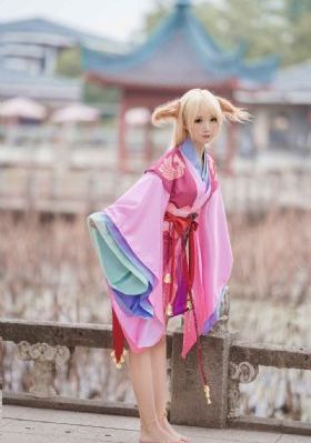 客厅乱H伦多P_十万网红美女美酱